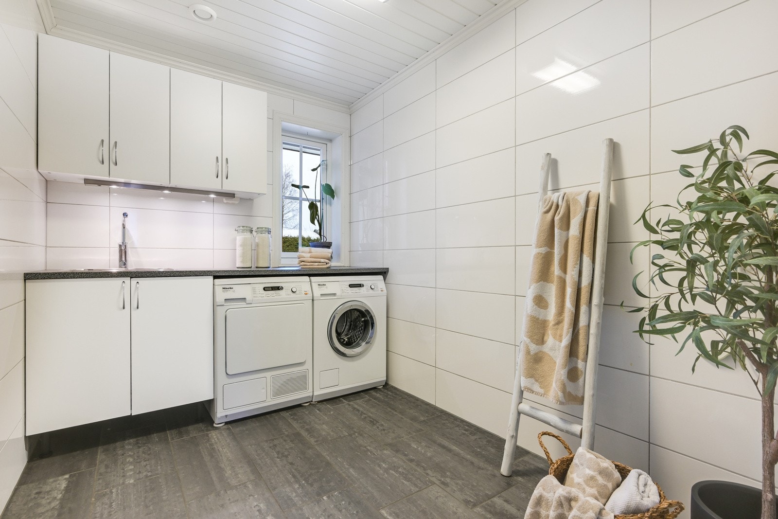 Vaskerommet har gulvvarme og samme type overflater som badene Galleribilde