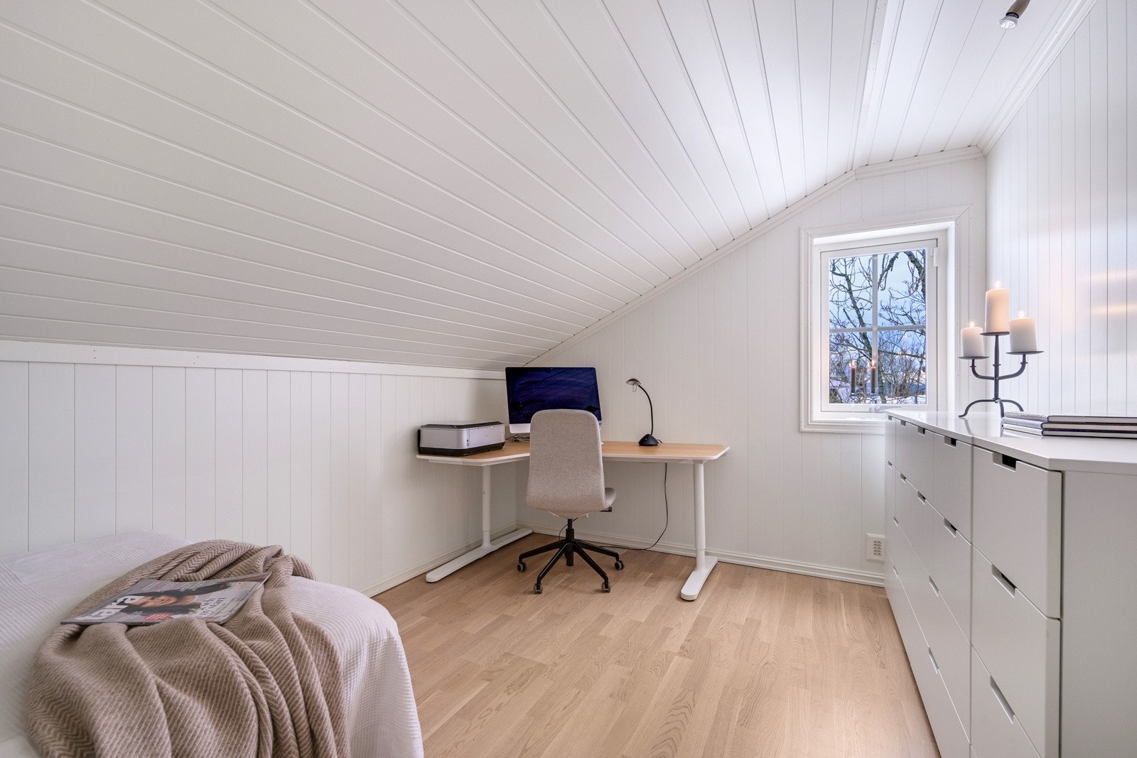 Begge med god plass til både seng og tilhørende soveromsmøblement Galleribilde