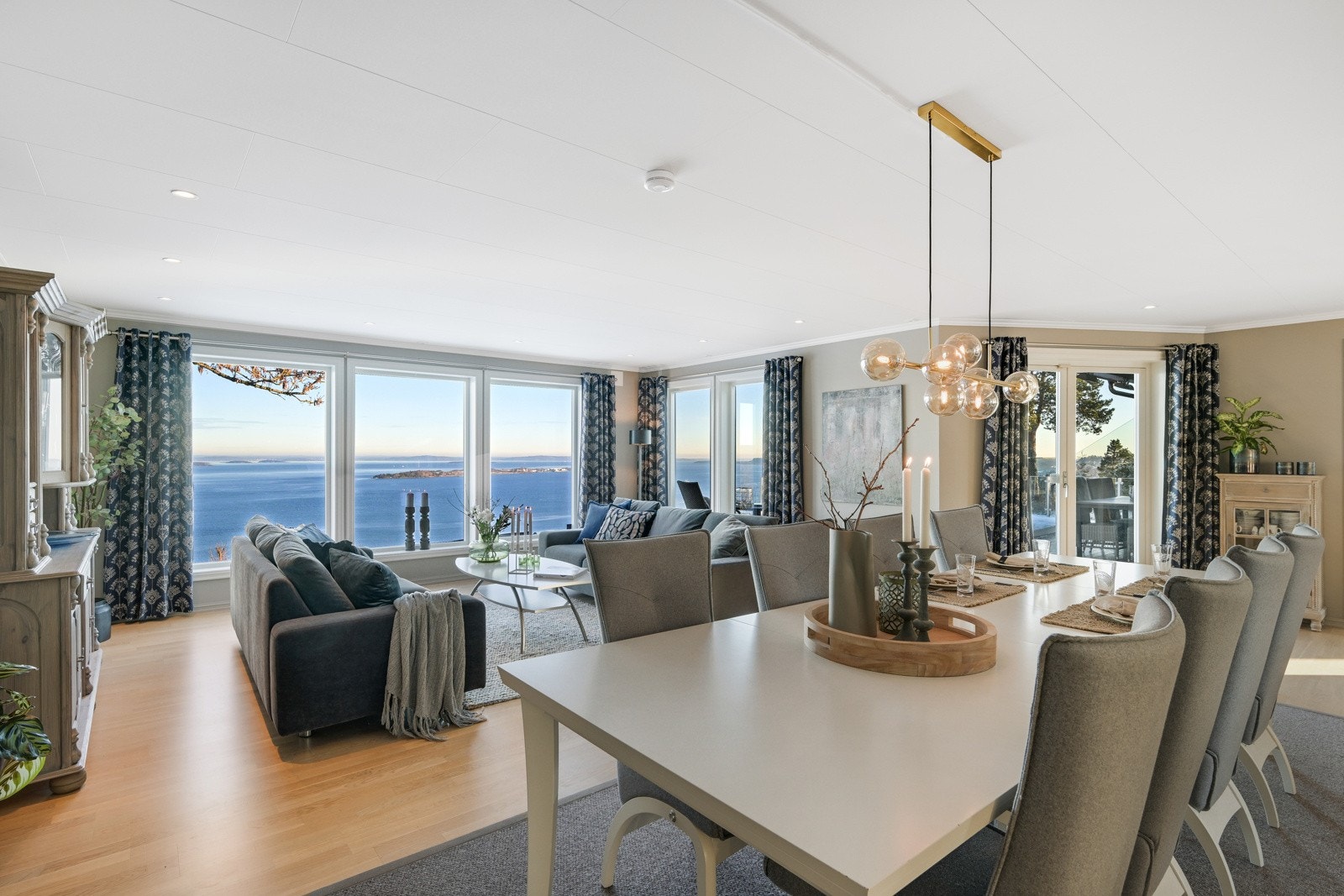 De gode lysforholdene i stuen suppleres ypperlig av downlights rundt deler av himlingen Galleribilde