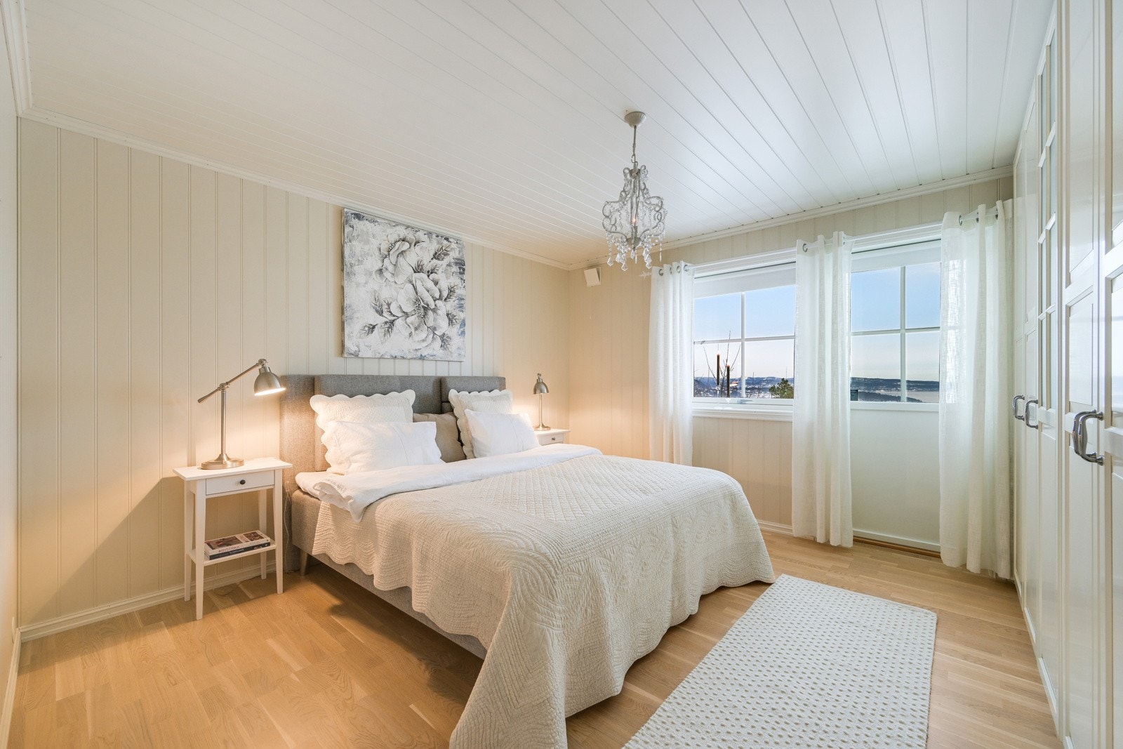 Alle rommene i denne etasjen er av svært god størrelse Galleribilde