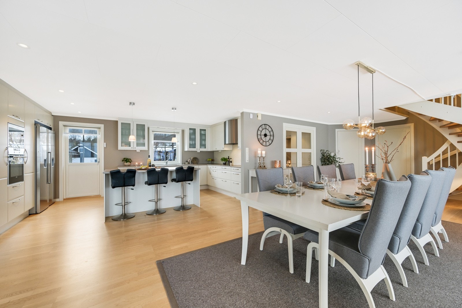 Vel på innsiden igjen ser vi fra spisestuen mot kjøkkenet Galleribilde