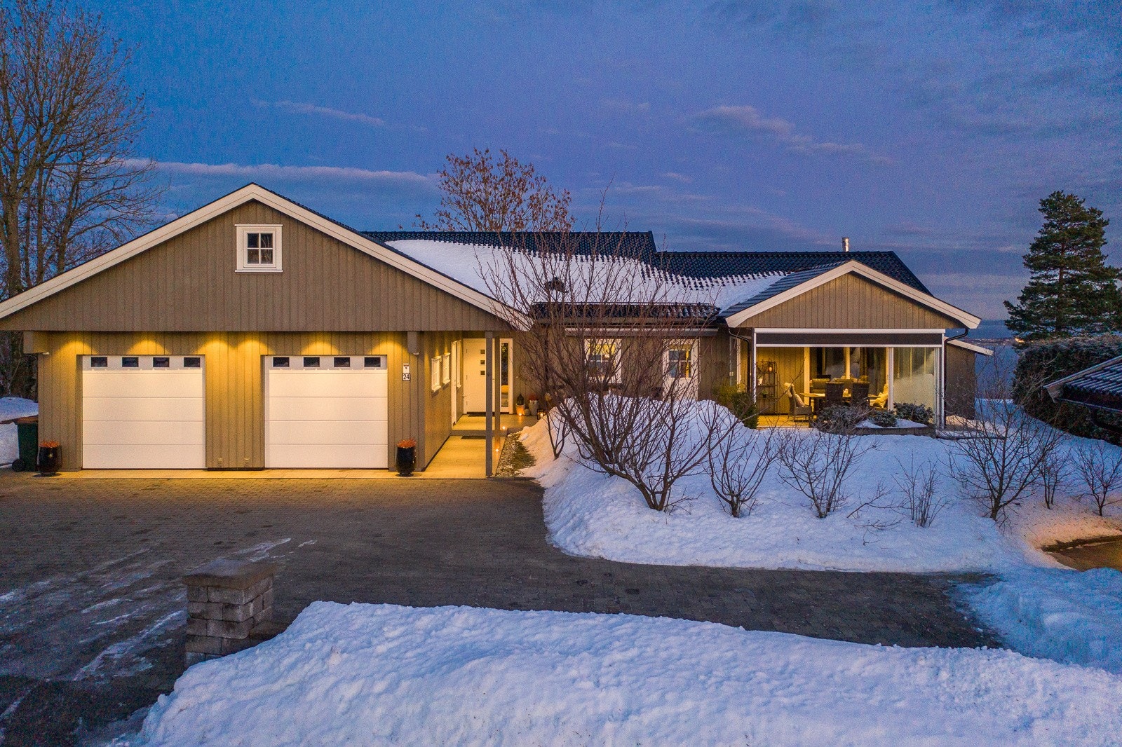 Med dobbel garasje og godt med parkeringsmuligheter på egen tomt Galleribilde