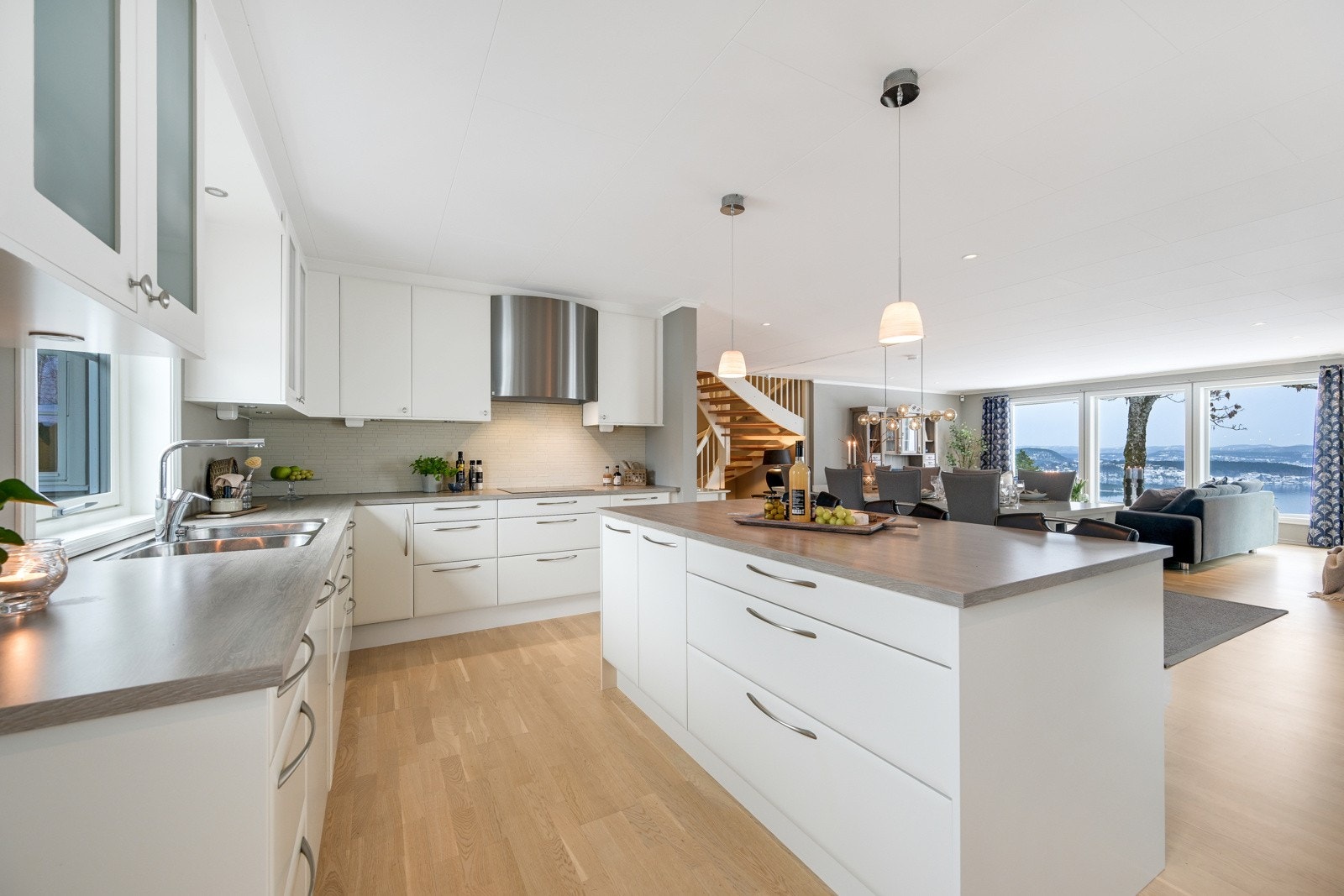 Rikelig med skap- og benkeplass gjør det mulig for både store og små å bli med på matlagingen Galleribilde