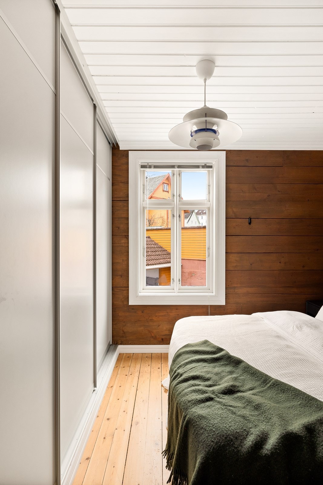Rommet er innredet med en stor skyvedørsgarderobe som gir god oppbevaringsplass. Galleribilde