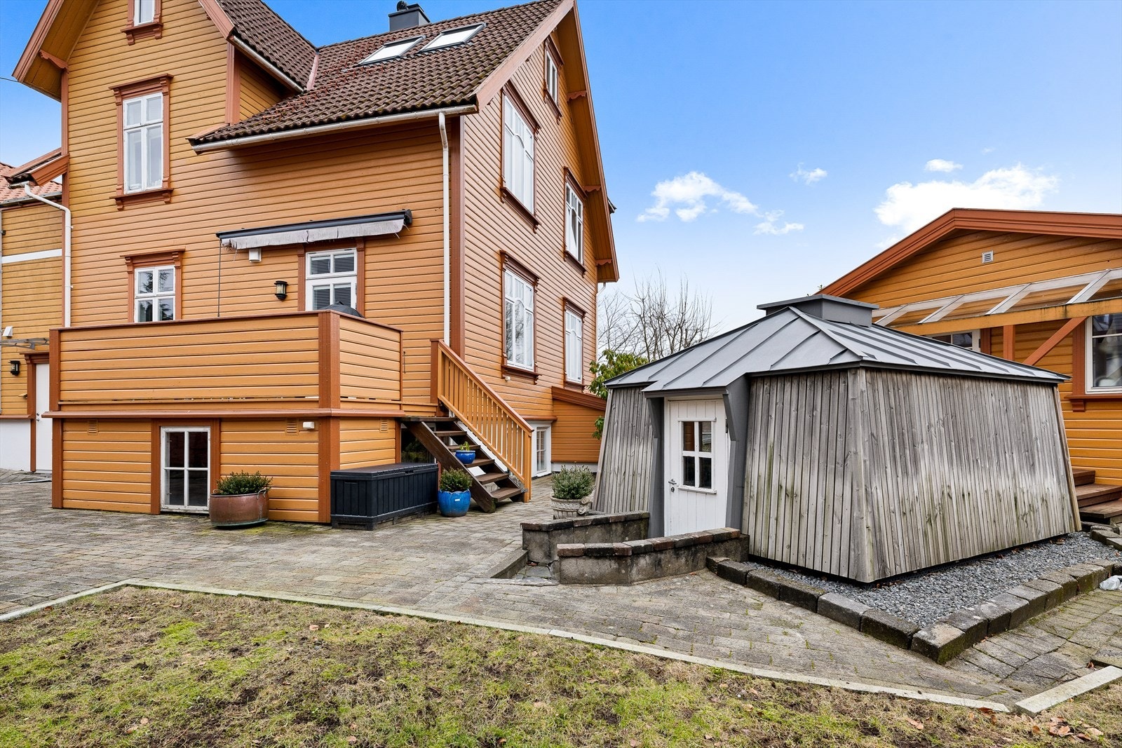 Boligen har flere innganger - via kjøkken, veranda og underetasje. Galleribilde