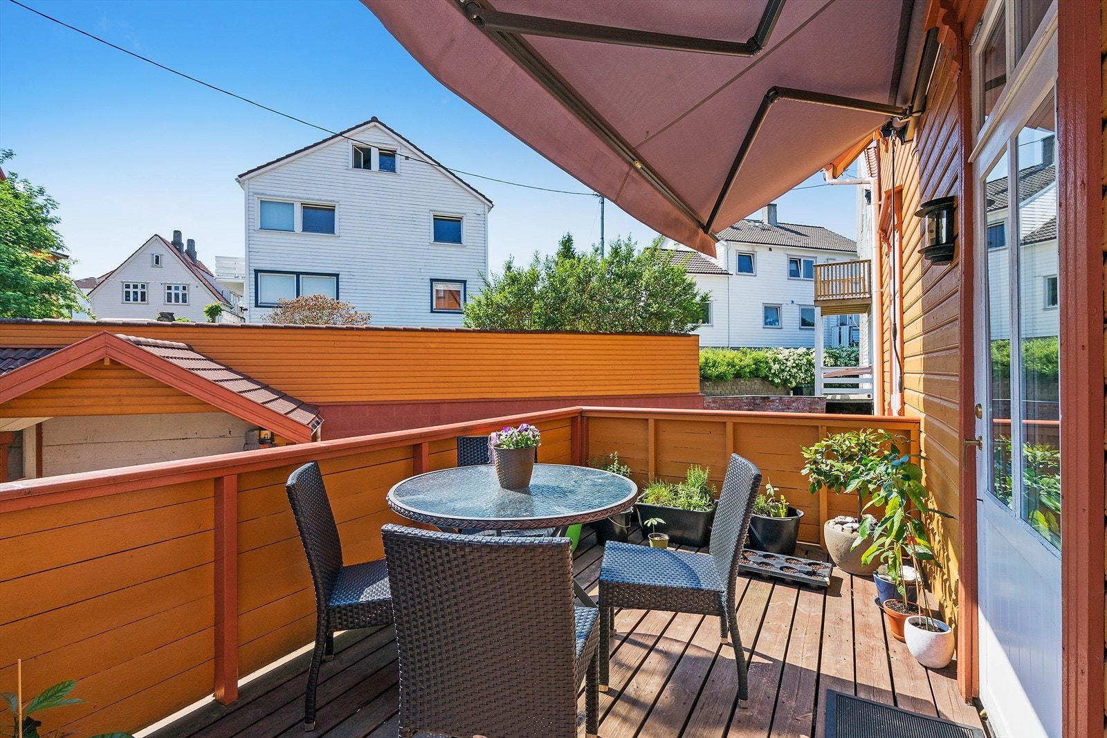 Solrik terrasse med markise. Trapper ned til felles uteområde. Galleribilde