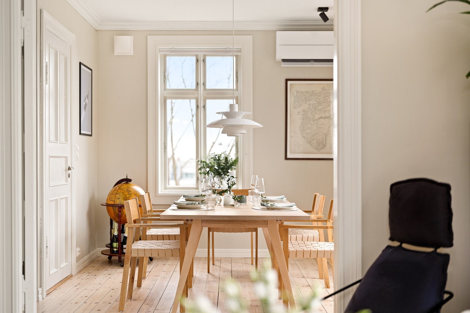 For bedre komfort og energieffektivitet er det installert en varmepumpe i boligen (2023). Galleribilde