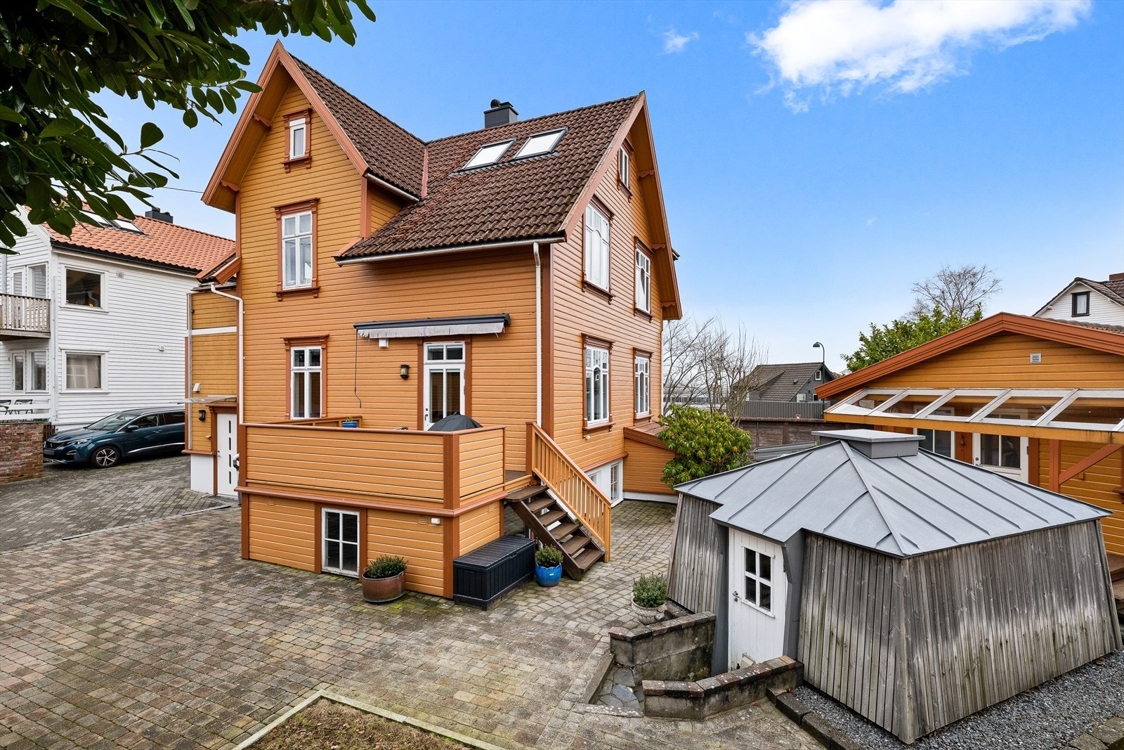 Tomten er solrik og pent opparbeidet med steinsatte arealer og grillhytte. Galleribilde