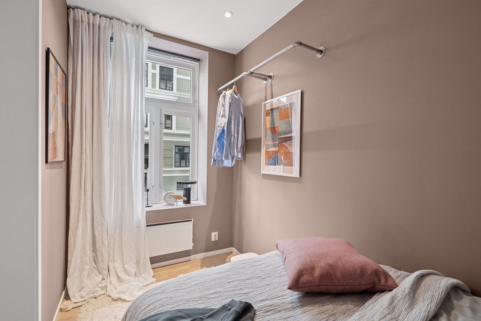 En får fint plass til seng og det er etablert to vegghengte garderobestenger. Galleribilde