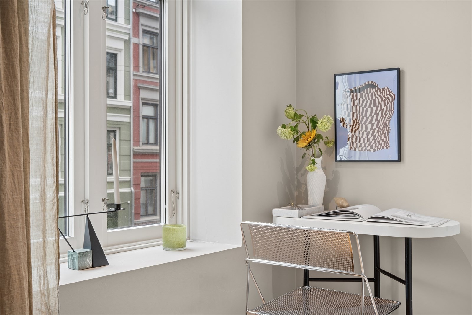 En får også plass til en liten kontorpult i stuen ved behov. Galleribilde