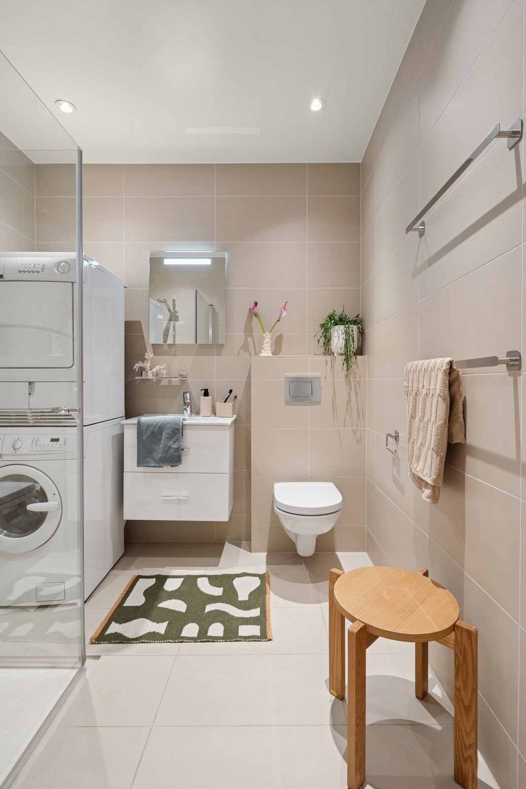 Badet fra 2016 er stilrent med beige fliser på både gulv og vegger. Galleribilde