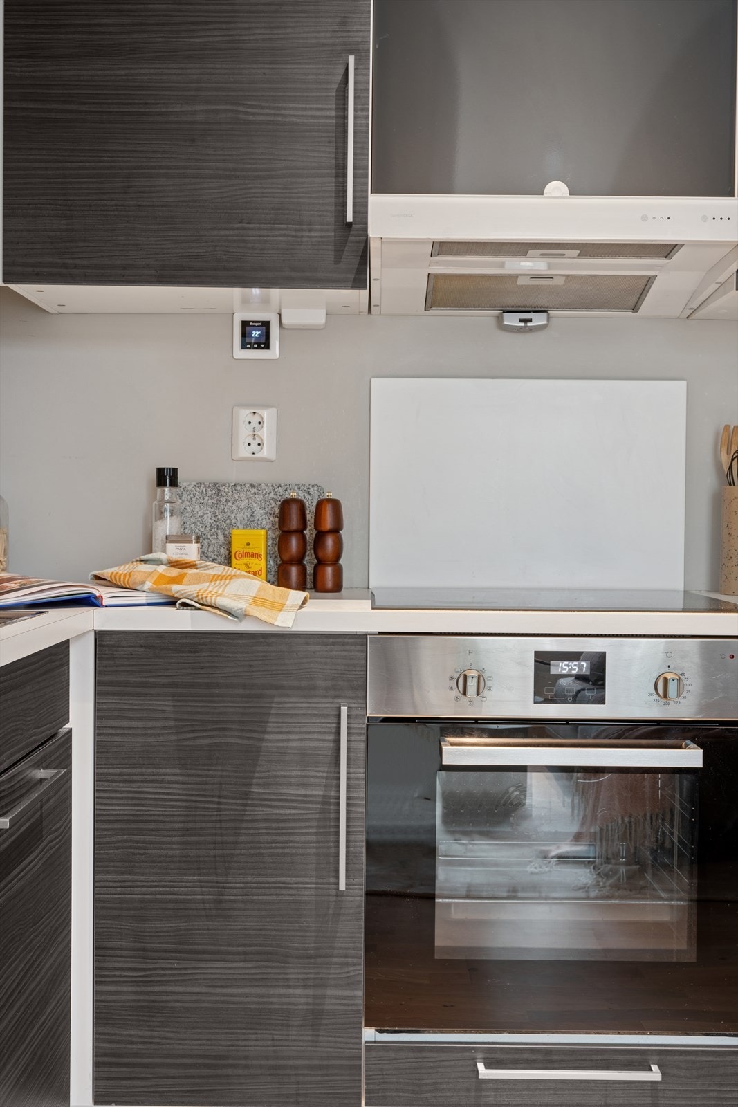 De integrerte hvitevarene medfølger og består av induksjonstopp, stekeovn, oppvaskmaskin og kombiskap kjøl/frys. Galleribilde