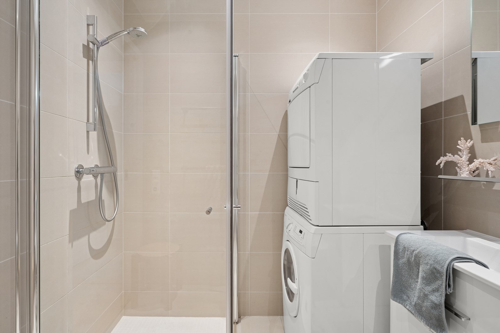 Downlights i himling og varmekabler i gulv. Galleribilde