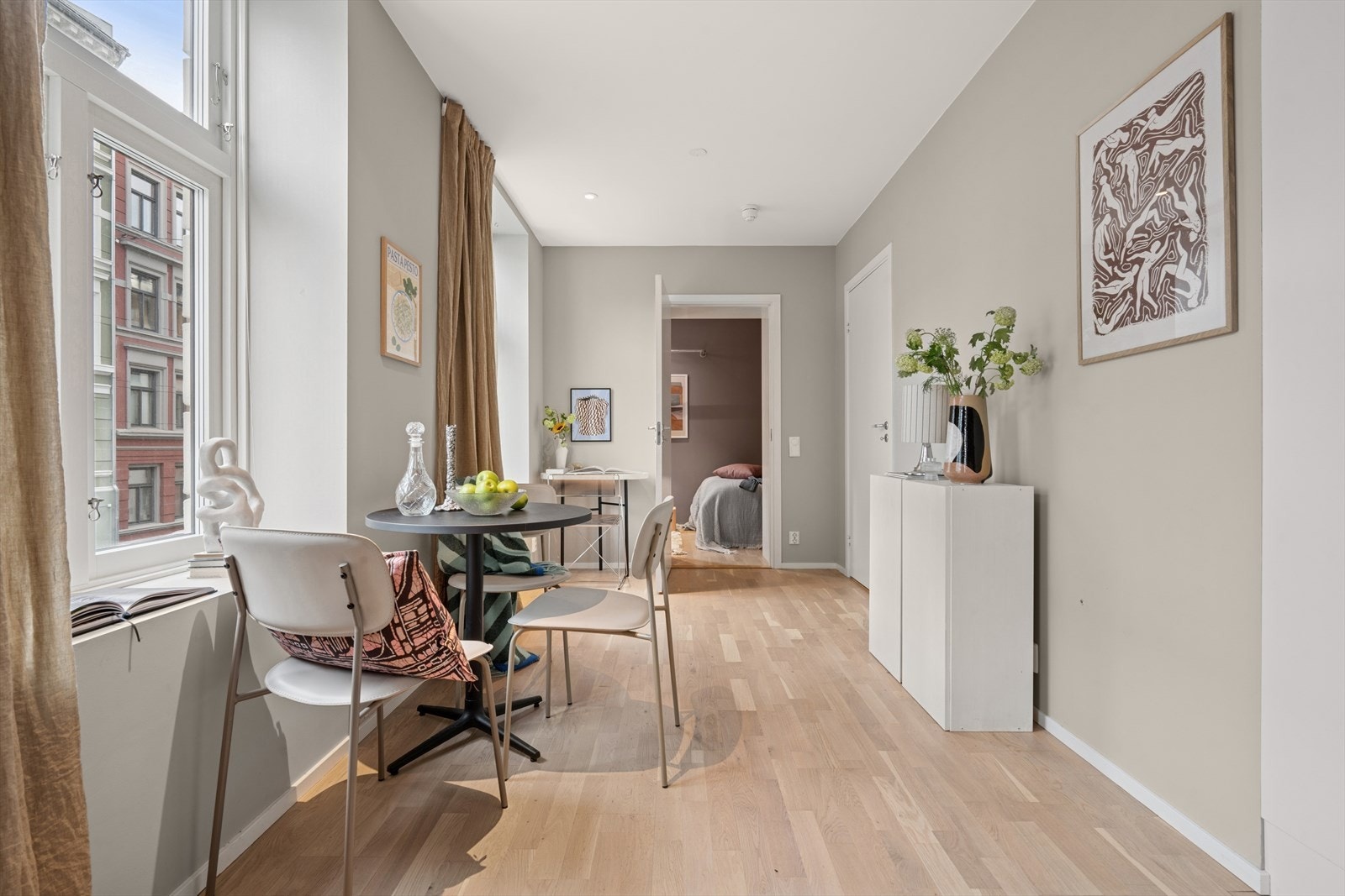 Leiligheten ligger i en høy 1 etasje i en rolig sidegate. Galleribilde