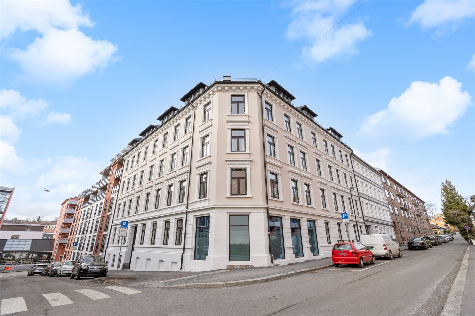 Bygården ble opprinnelig oppført i ca. 1901 og ligger i en rolig sidegate. Gården ble rehabilitert og ombygget fra næring til leiligheter i 2016 men fasaden beholder sitt vakre klassiske preg. Galleribilde