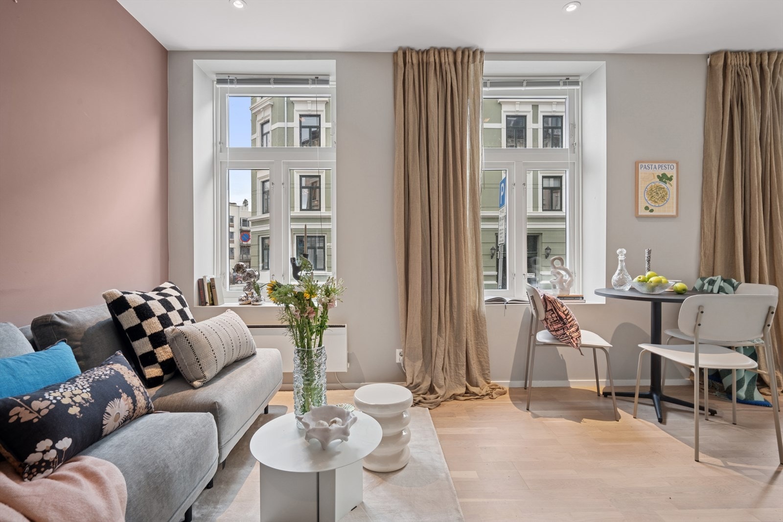 Leiligheten har godt lysinnslipp med vinduer på rekke og rad. Vinduer med produksjonsår 2023. Galleribilde