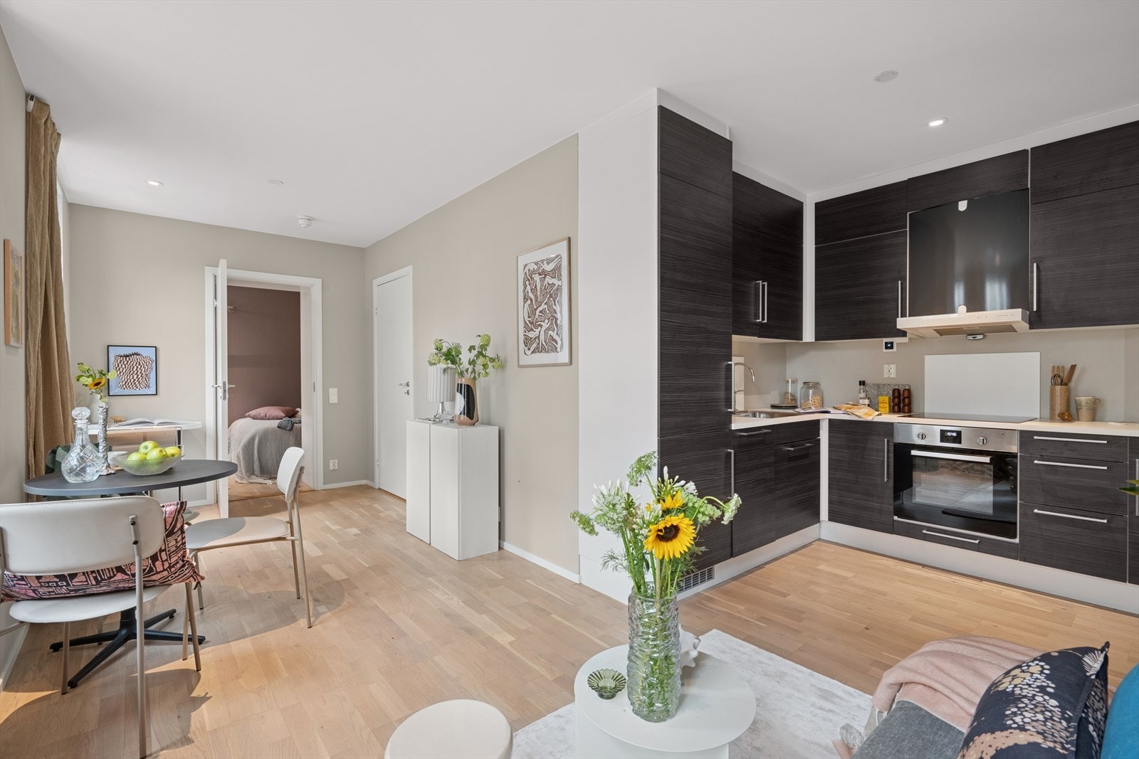 Delvis åpen stue- og kjøkkenløsning - perfekt for sosiale sammenkomster. Galleribilde