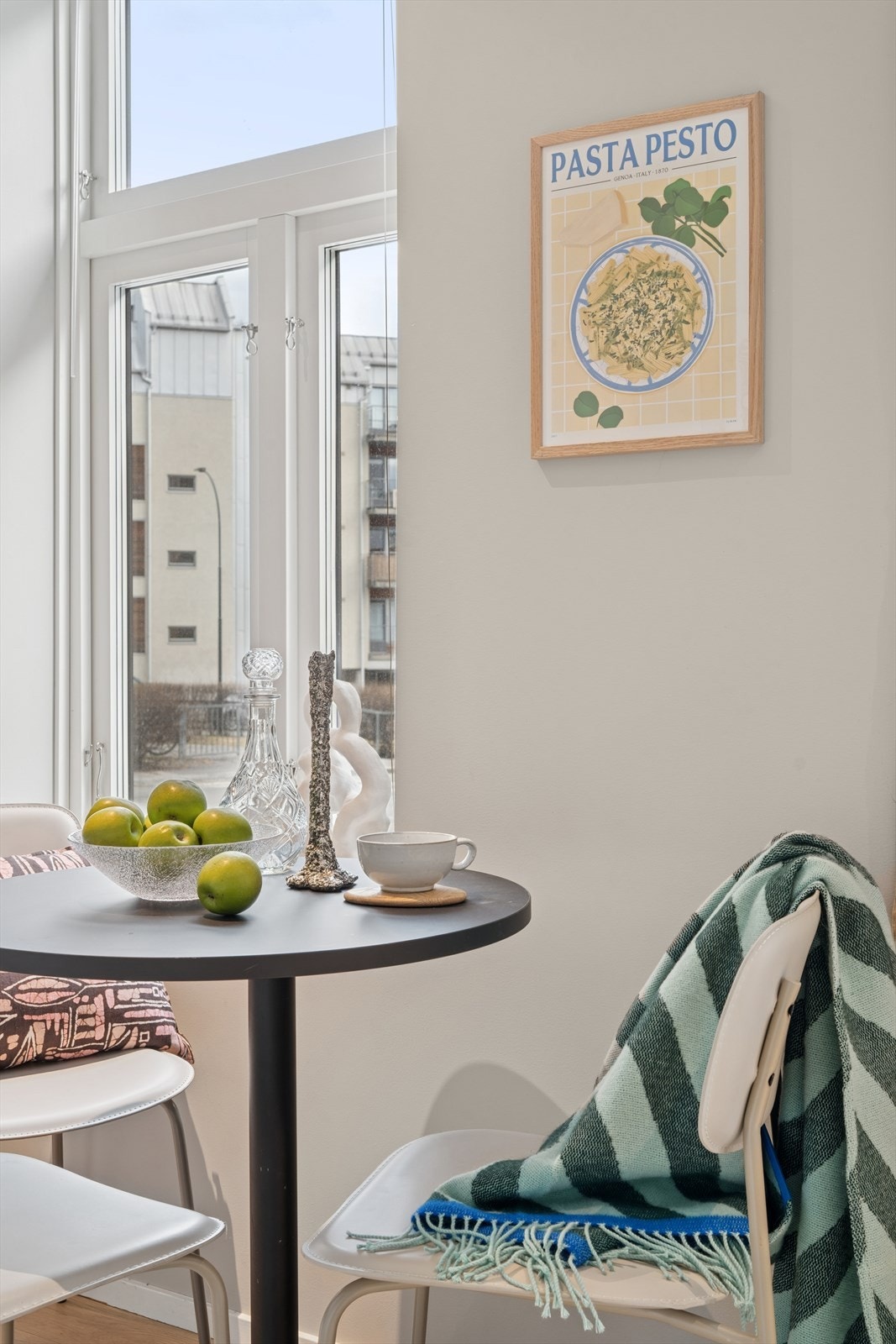 Det er store vindusflater som slipper inn godt med lys og gir rommet en luftig atmosfære. Galleribilde