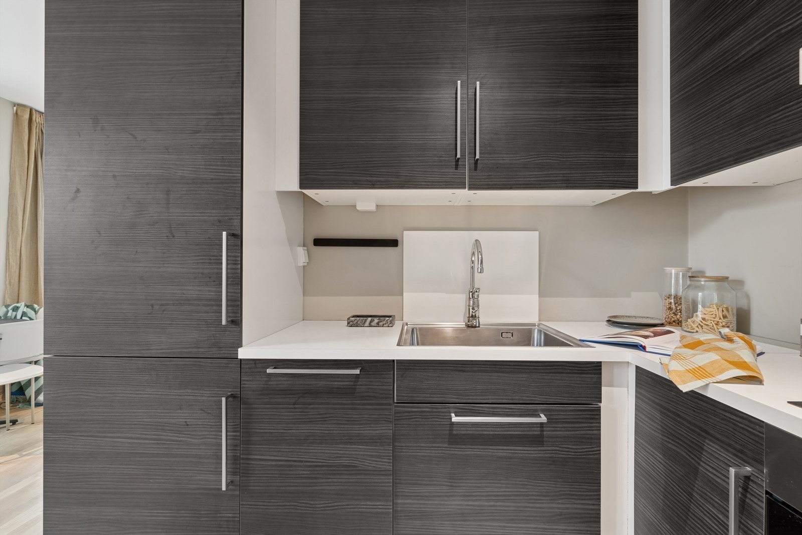 Arealet er godt utnyttet med mye skapplass og god benkeplass for deg som er glad i å lage mat. Galleribilde