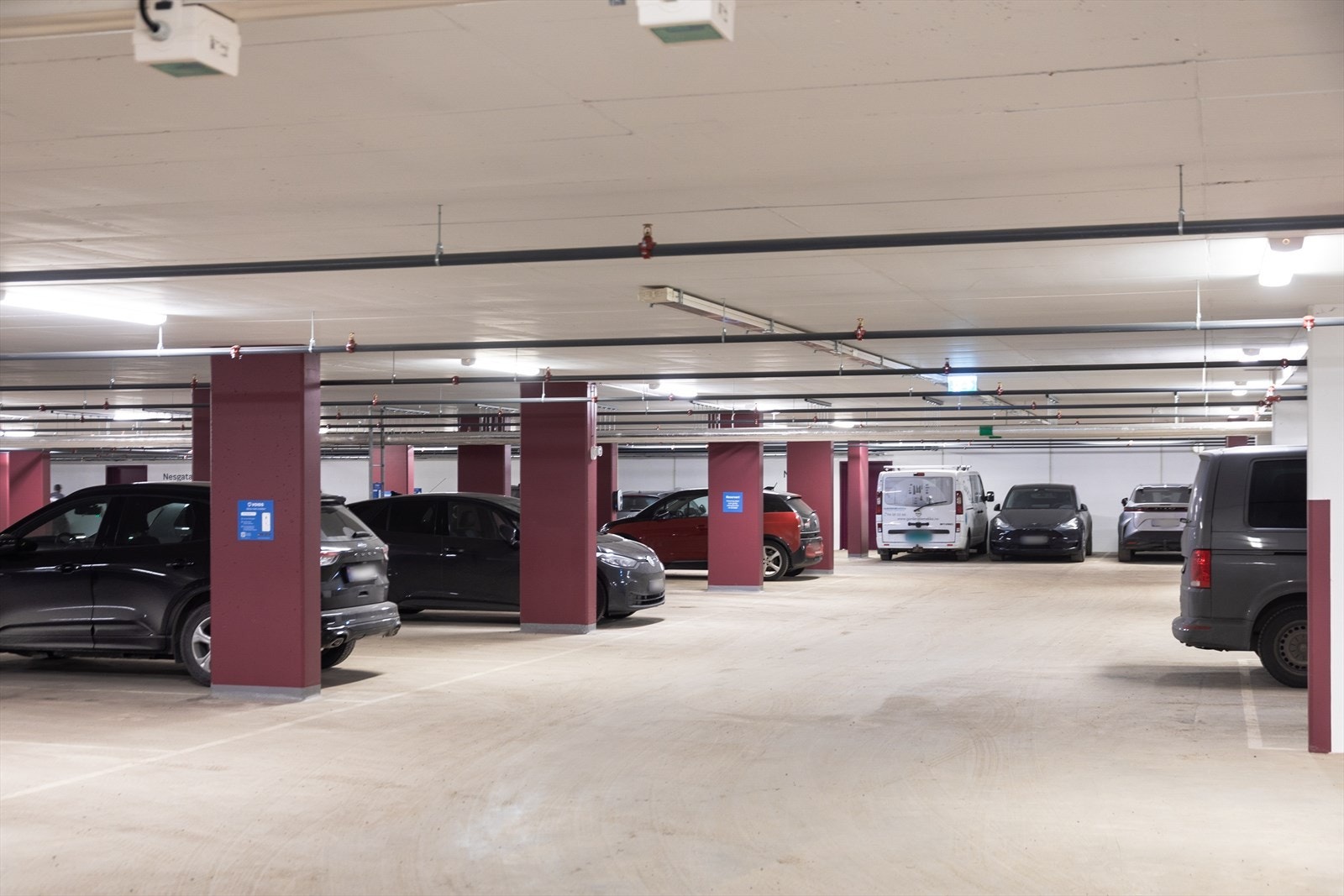 Garasjeanlegg i kjelleretasjen. Det er mulig å leie de usolgte plassene. Galleribilde