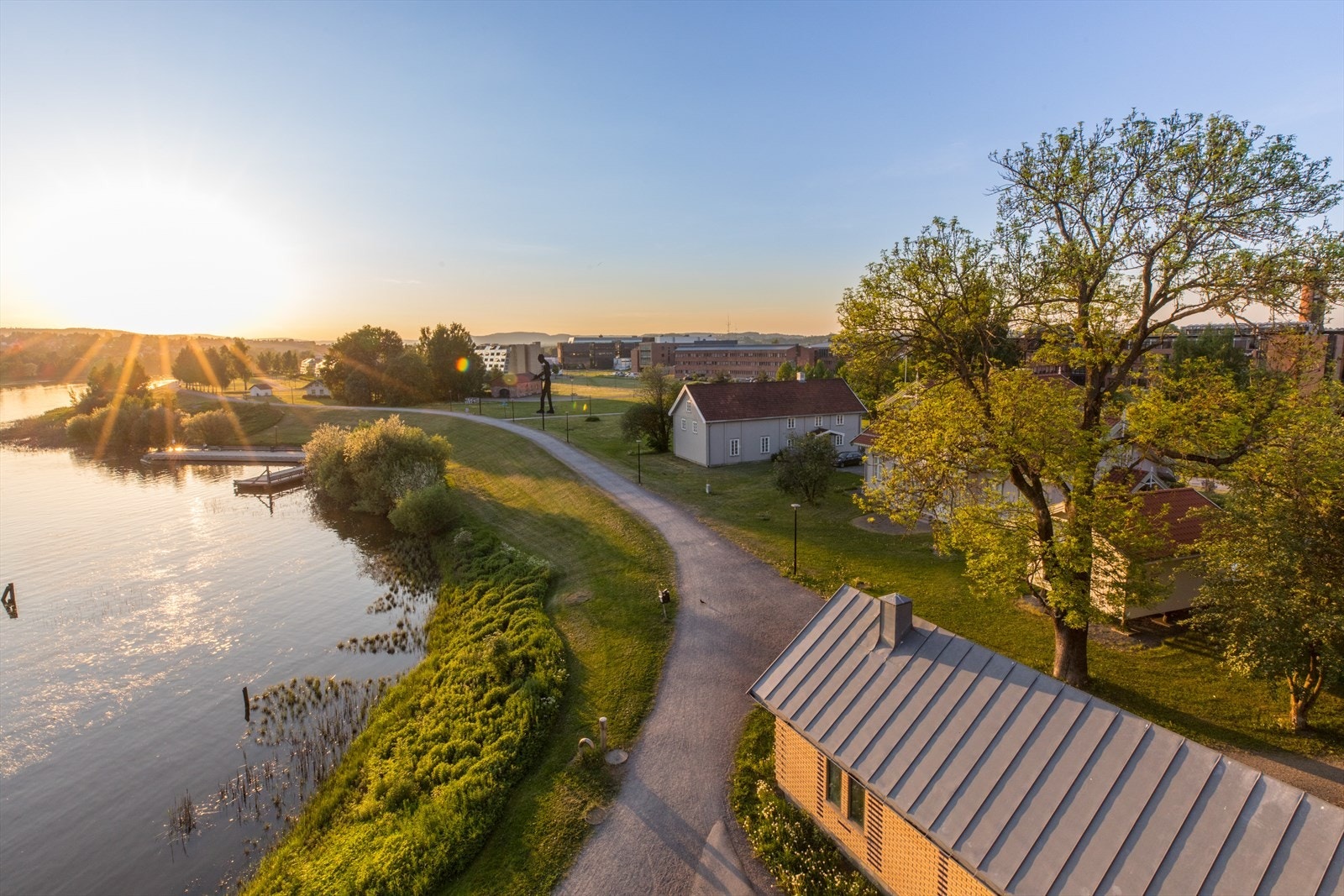 Lillestrøm byr på mange fine turmuligheter, bildet er tatt av Rådhusparken en hyggelig spasertur fra leiligheten. Galleribilde