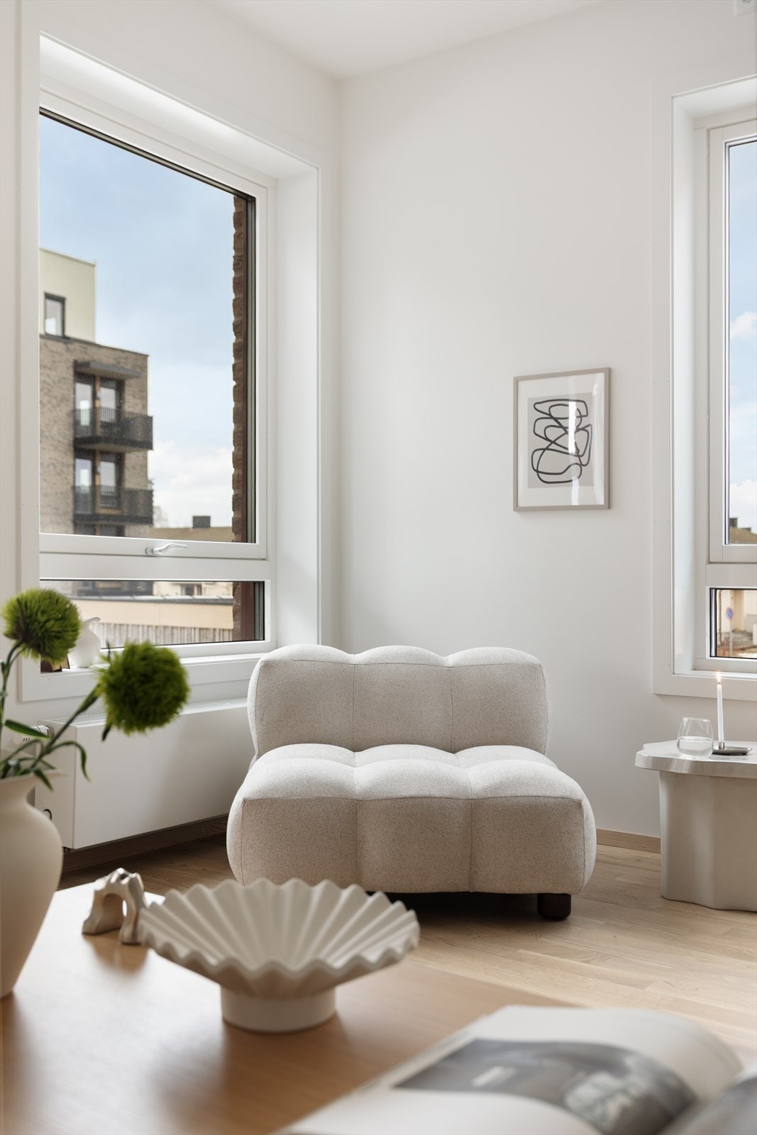 Det er god møbleringsfrihet i stuen, så her kan man enkelt innrede med flere sittegrupper. Galleribilde