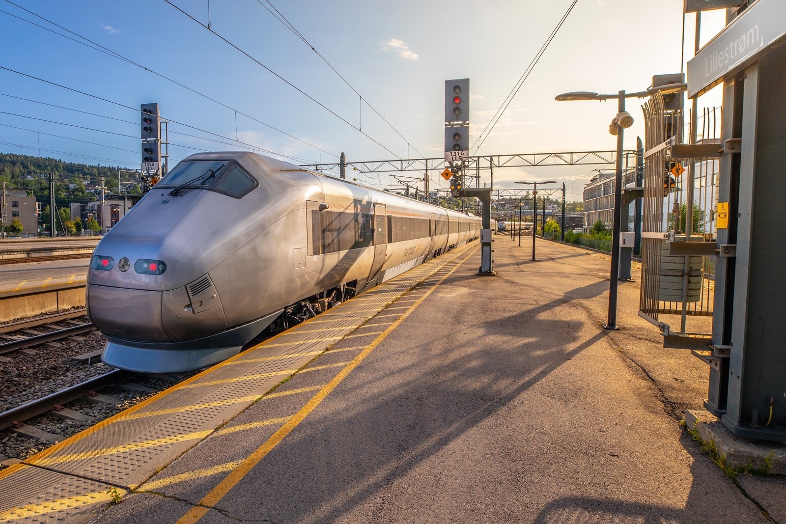 Lillestrøm Stasjon ligger ca 10 minutter fra leiligheten, her tar toget ca 10 min til Oslo S og ca 10 min til Oslo lufthavn Galleribilde