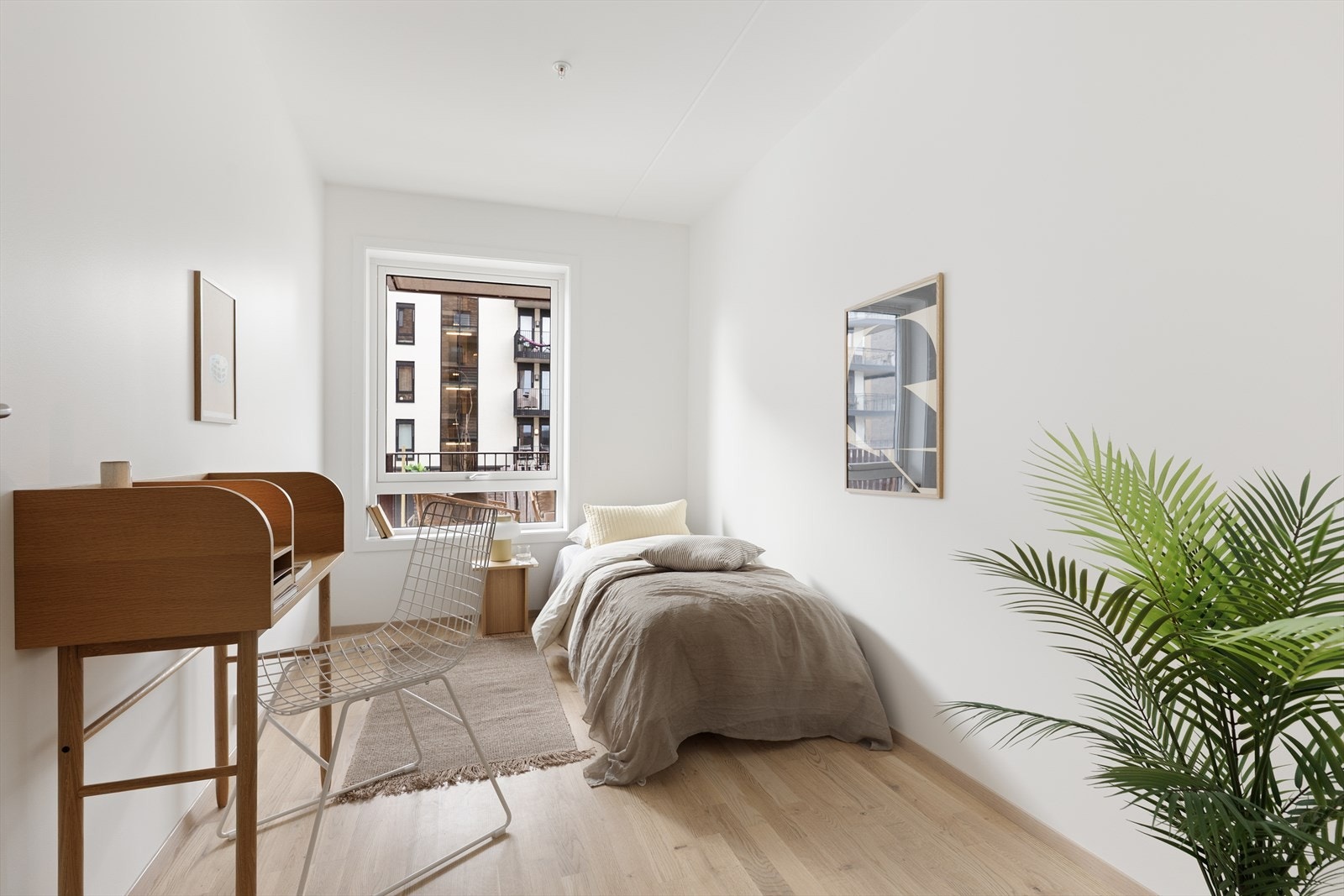 Rommet passer perfekt som barnerom eller gjesterom, med plass til seng og garderobe Galleribilde