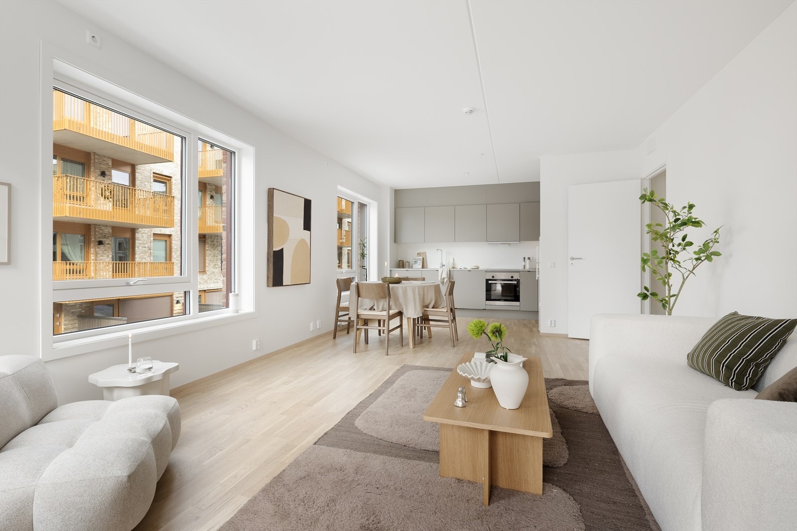 Rommet har en flott planløsning, godt tilpasset er sosialt liv. Galleribilde