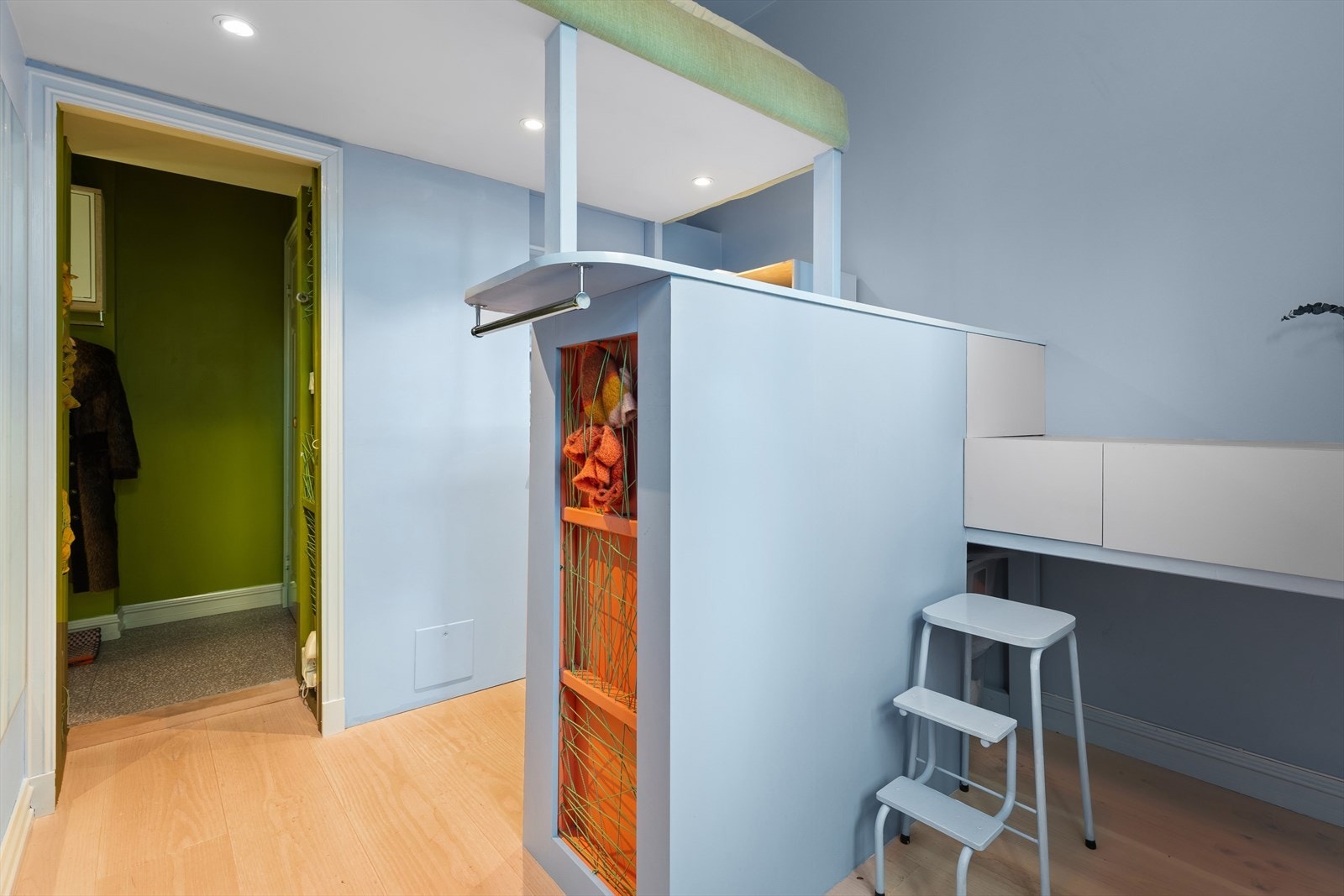 Romslig soverom med god plass til dobbeltseng og stor integrert garderobe med masse plass for oppbevaring. Galleribilde