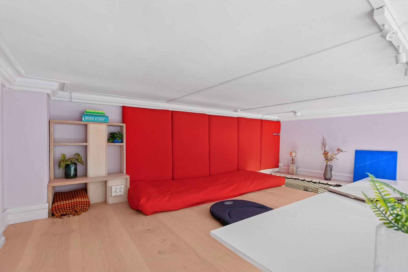 Hems med adkomst fra stue med gulvareal på ca. 5,4 m², takhøyde på ca. 1 meter. Galleribilde