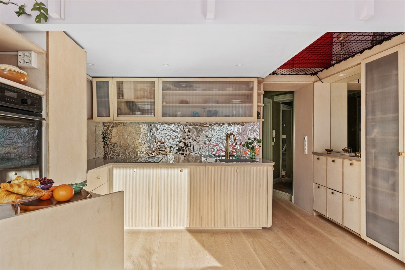 Integrert koketopp, stekeovn, oppvaskmaskin og kjøl-/fryseskap. Galleribilde