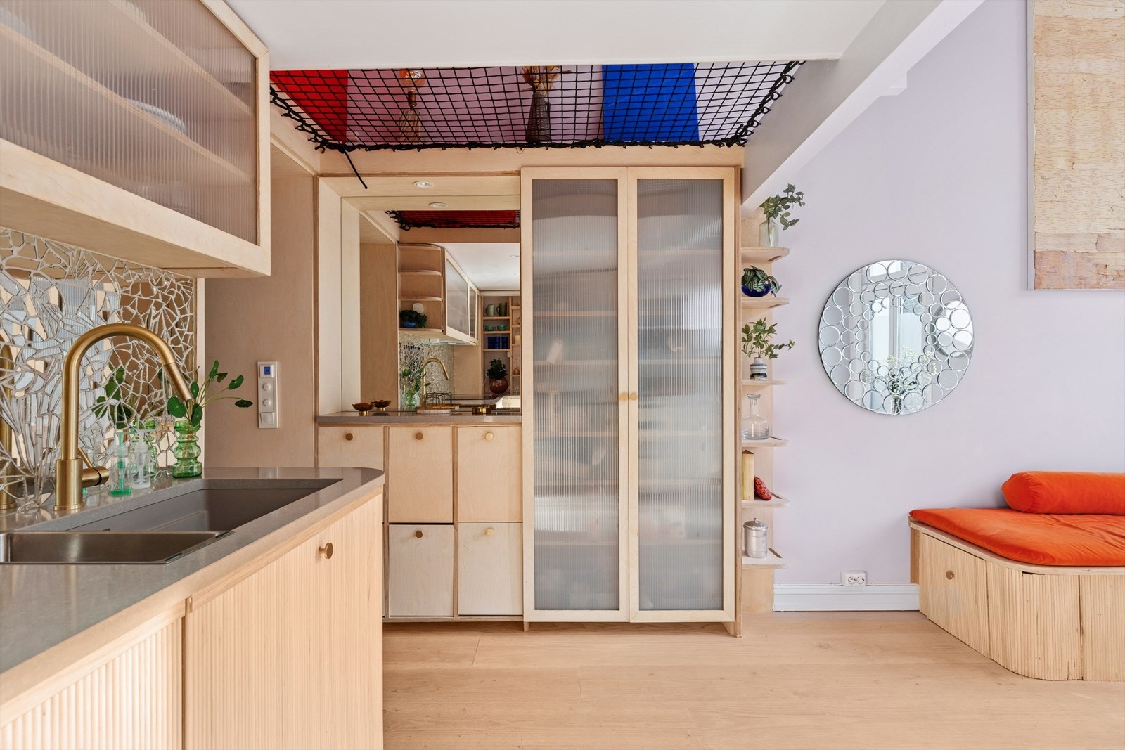 Boligen består av entré, stue/kjøkken, bad, soverom vendt mot bakgård, stor hems og en sydvestvendt balkong med gode solforhold. Takhøyde i stue er målt til ca. 3,28 meter. Galleribilde