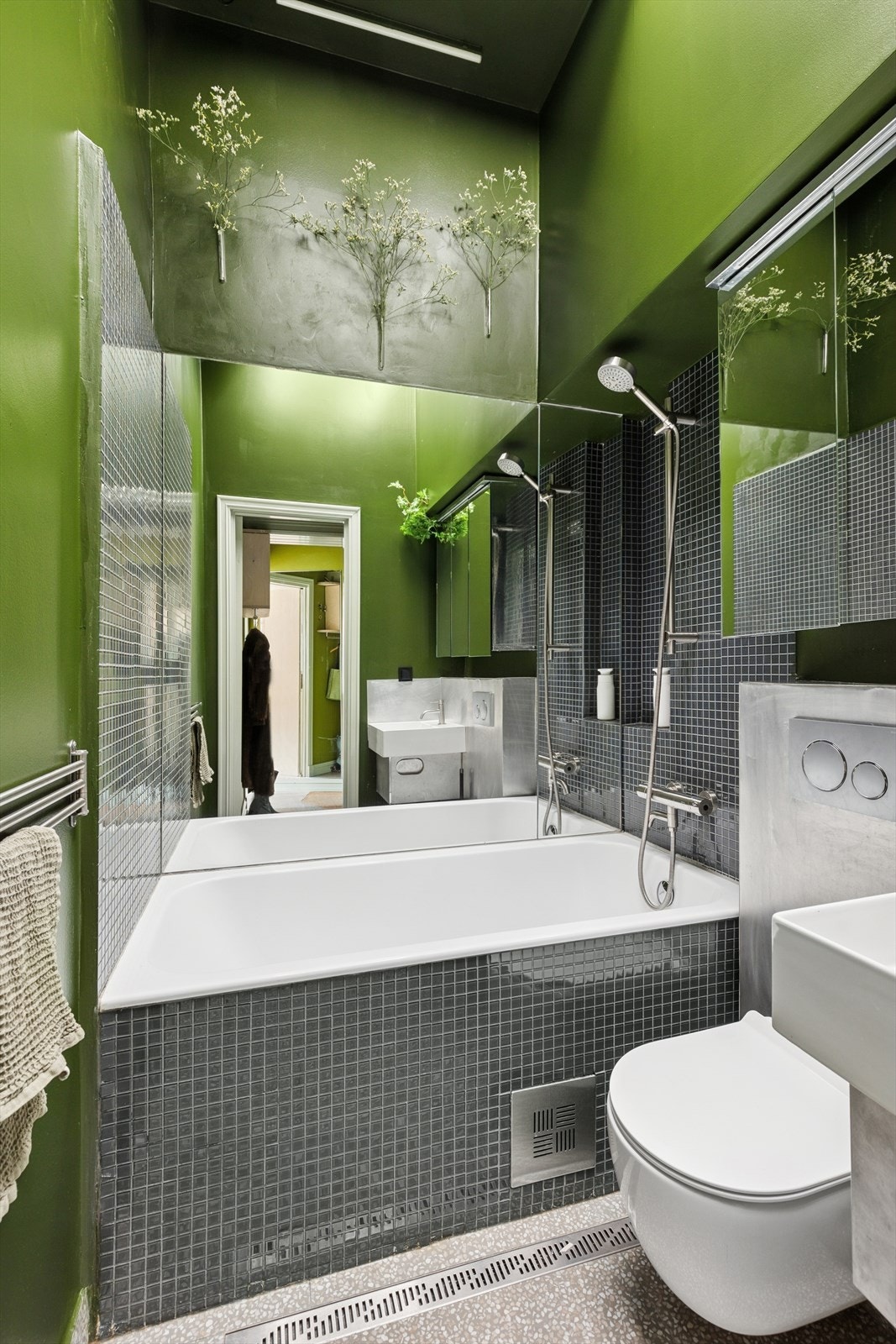 Baderommet er pent pusset opp i 2023. Galleribilde