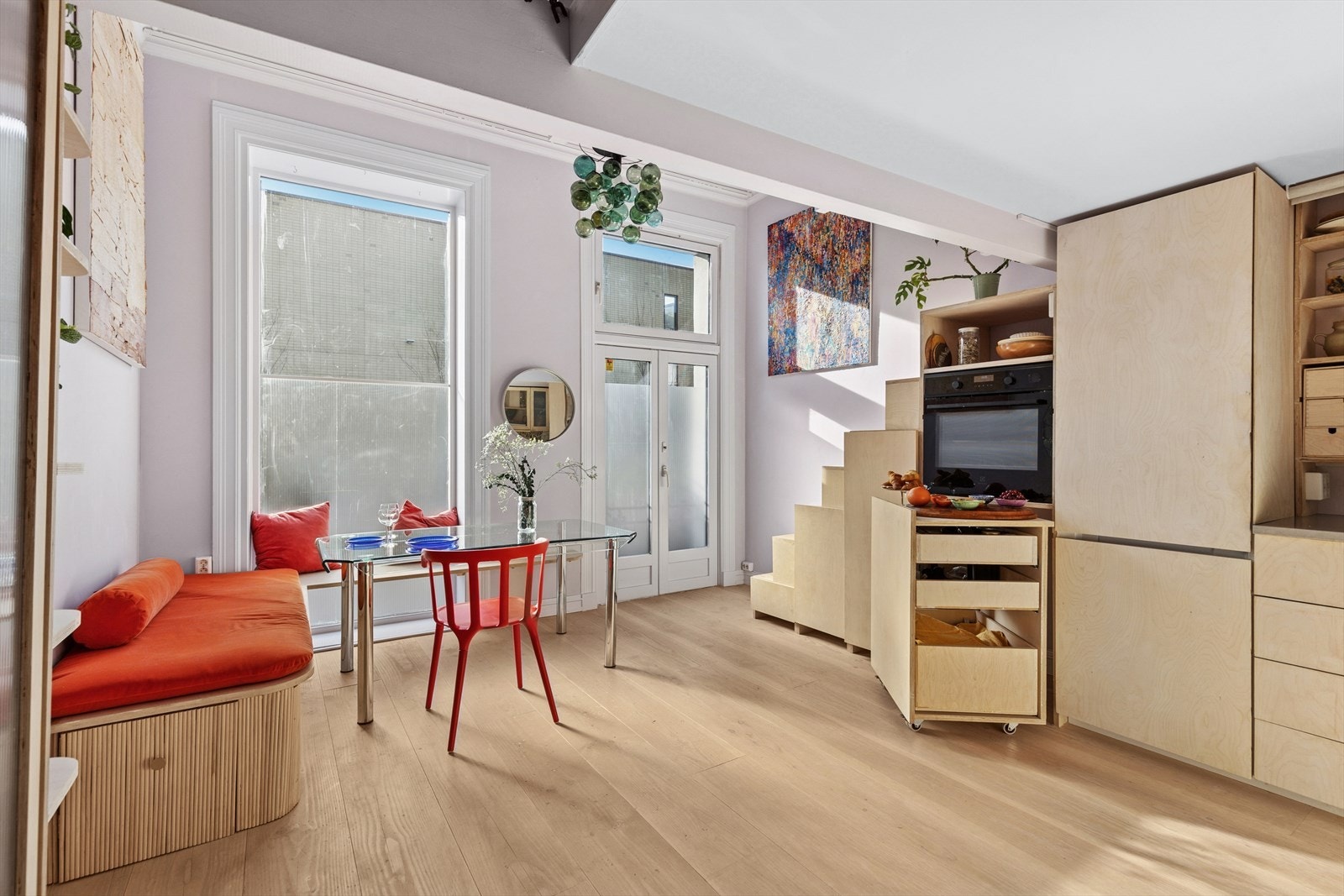 Leiligheten har en smart og effektiv planløsning, har store vindusflater som slipper inn rikelig med naturlig sollys, flott kjøkken fra 2021 og et behagelig soverom med gode oppbevaringsmuligheter vendt mot bakgården. Galleribilde