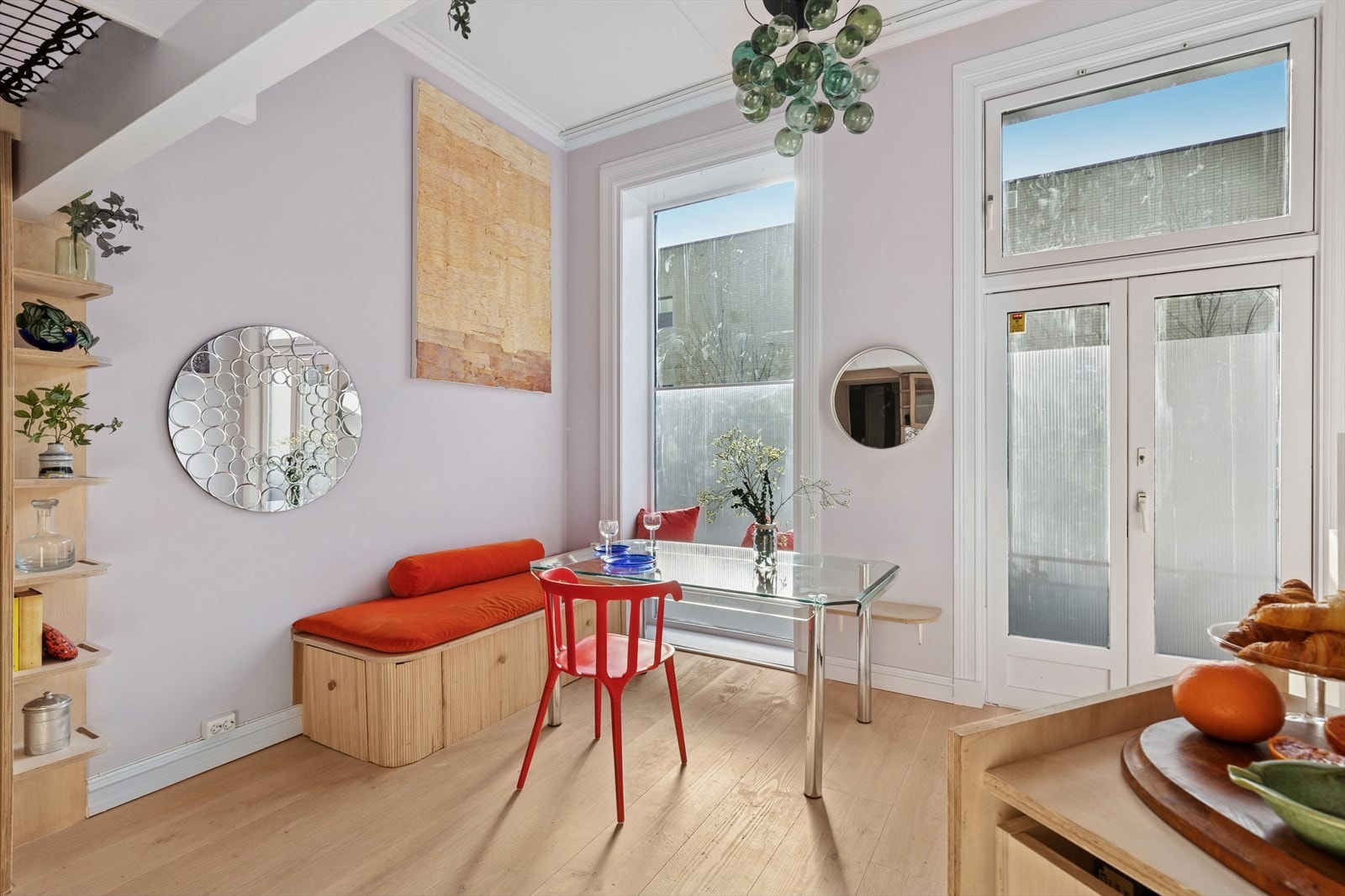 Stuen er av god størrelse og kan møbleres i flere soner - en for spisegruppe og en for sofagruppe.
Fra stuen er det adkomst til en sydvestvendt balkong Galleribilde