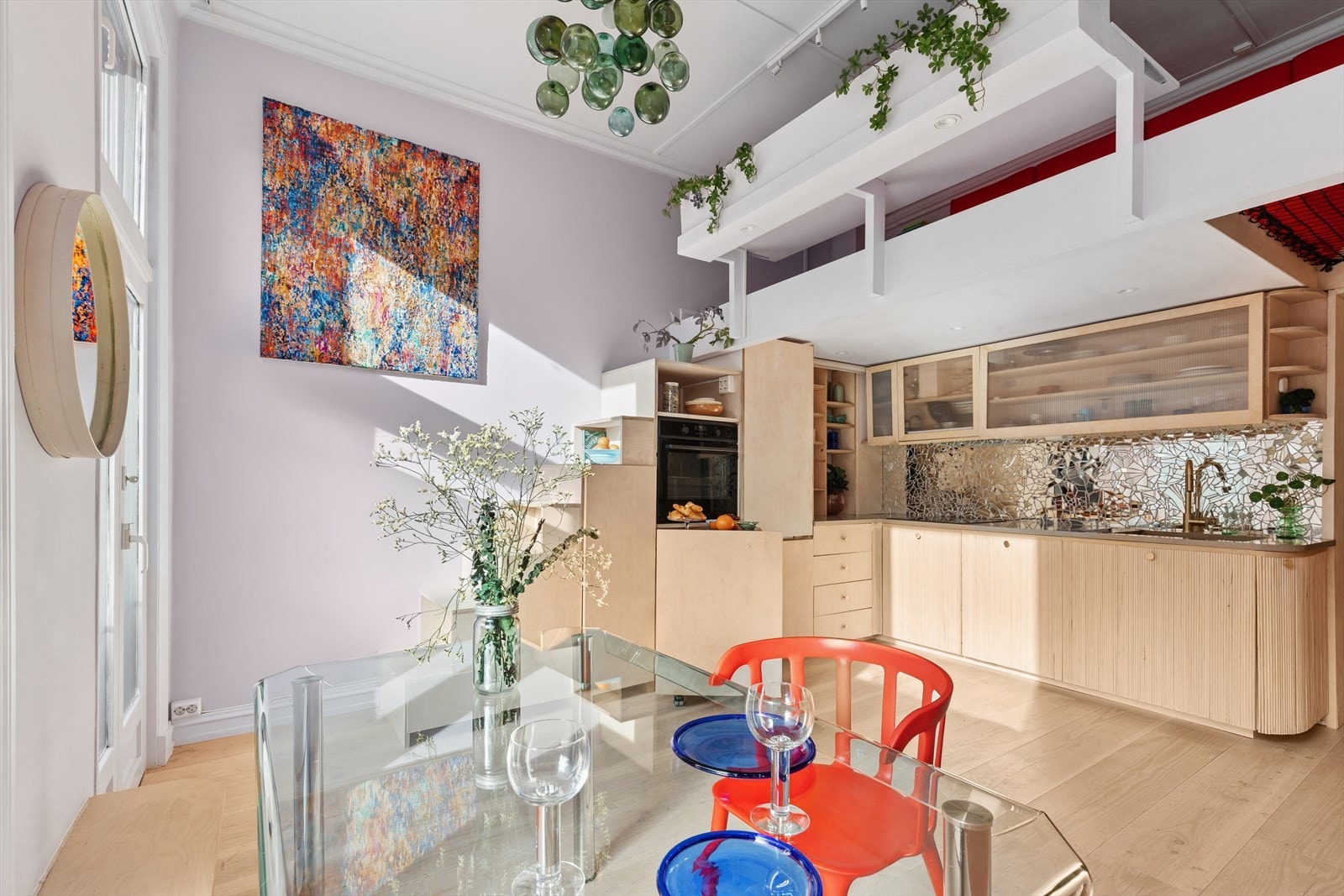 Stor hems over stue/kjøkken med gode muligheter for hjemmekontor/overnattingsgjester. Galleribilde