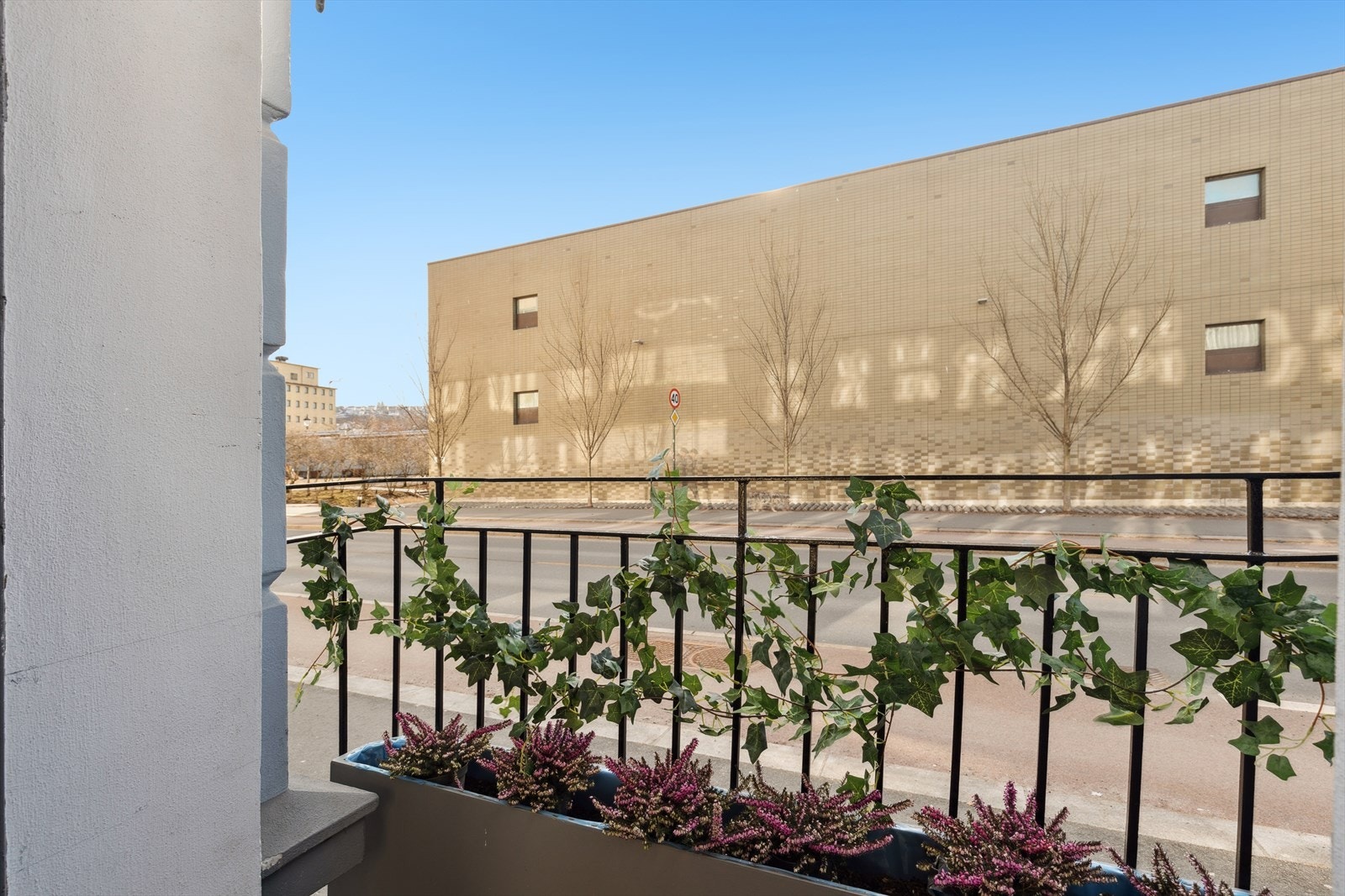 Sydvestvendt balkong med gode solforhold. Galleribilde