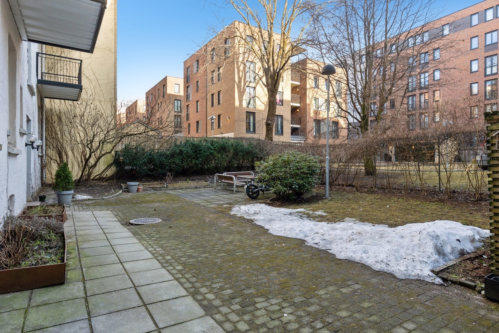 Bakgård. Galleribilde