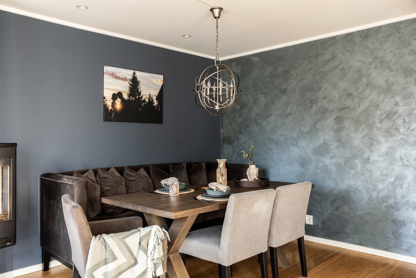 God plass til langbord i spisestue Galleribilde