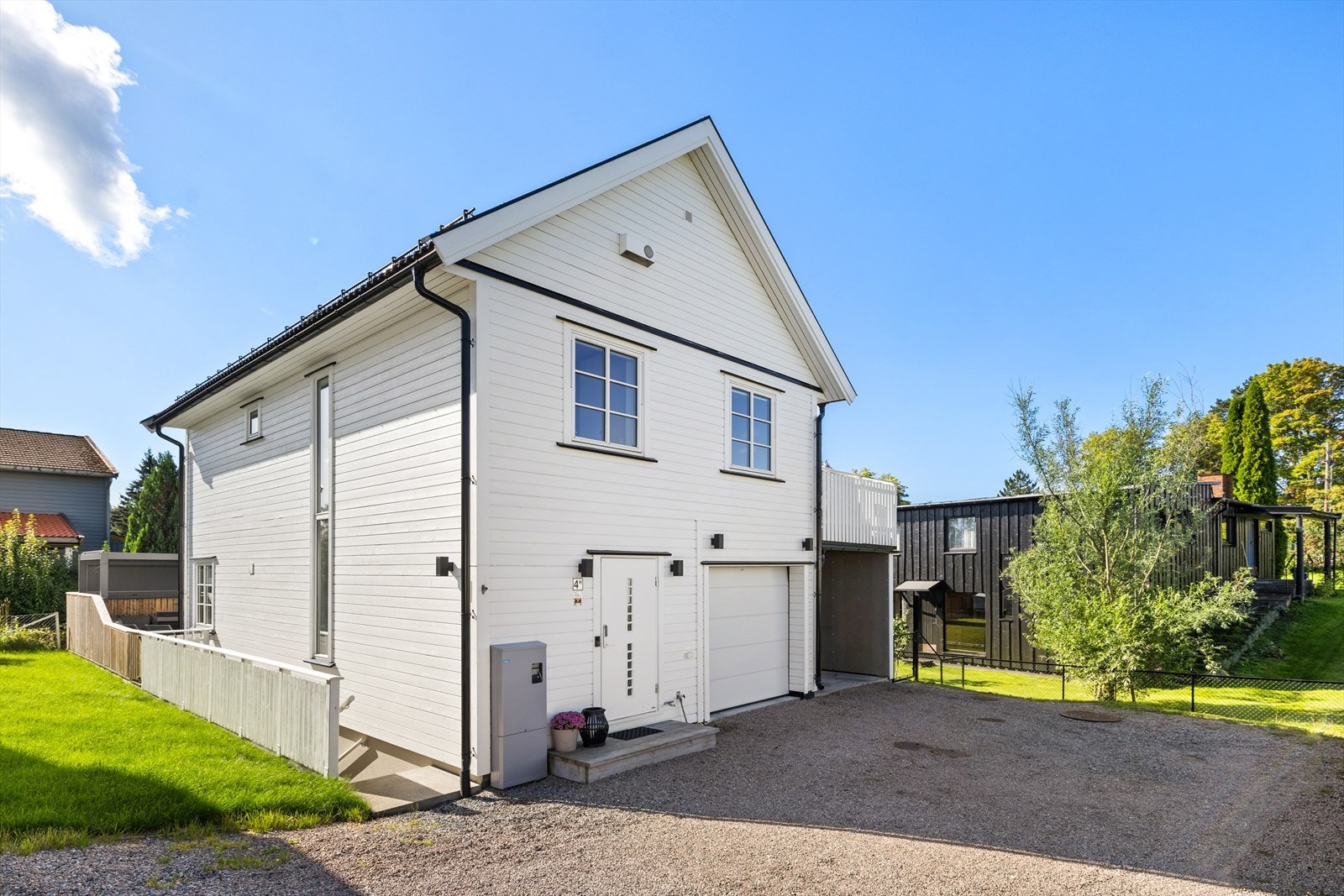 Parkering i carport og garasje med elbillader Galleribilde