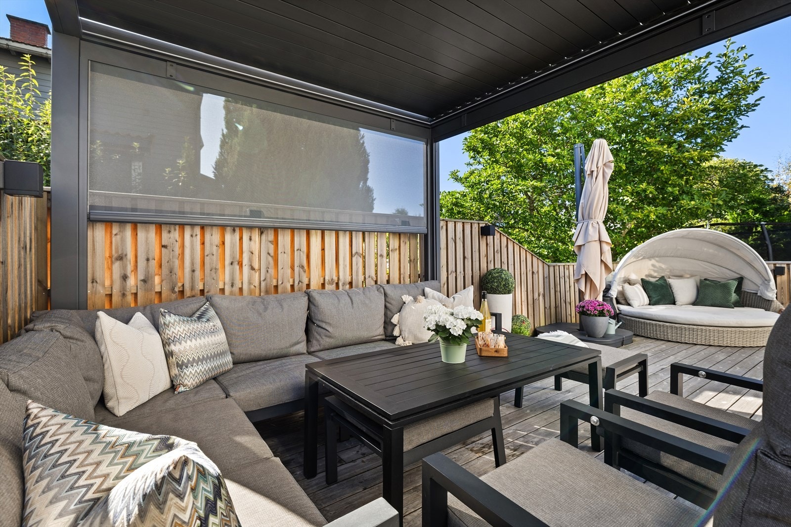 Nyere pergola med skjerming Galleribilde