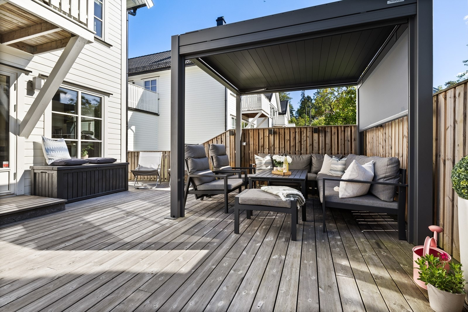 God plass på terrassen til spisebord, lounge, grill og mye mer Galleribilde