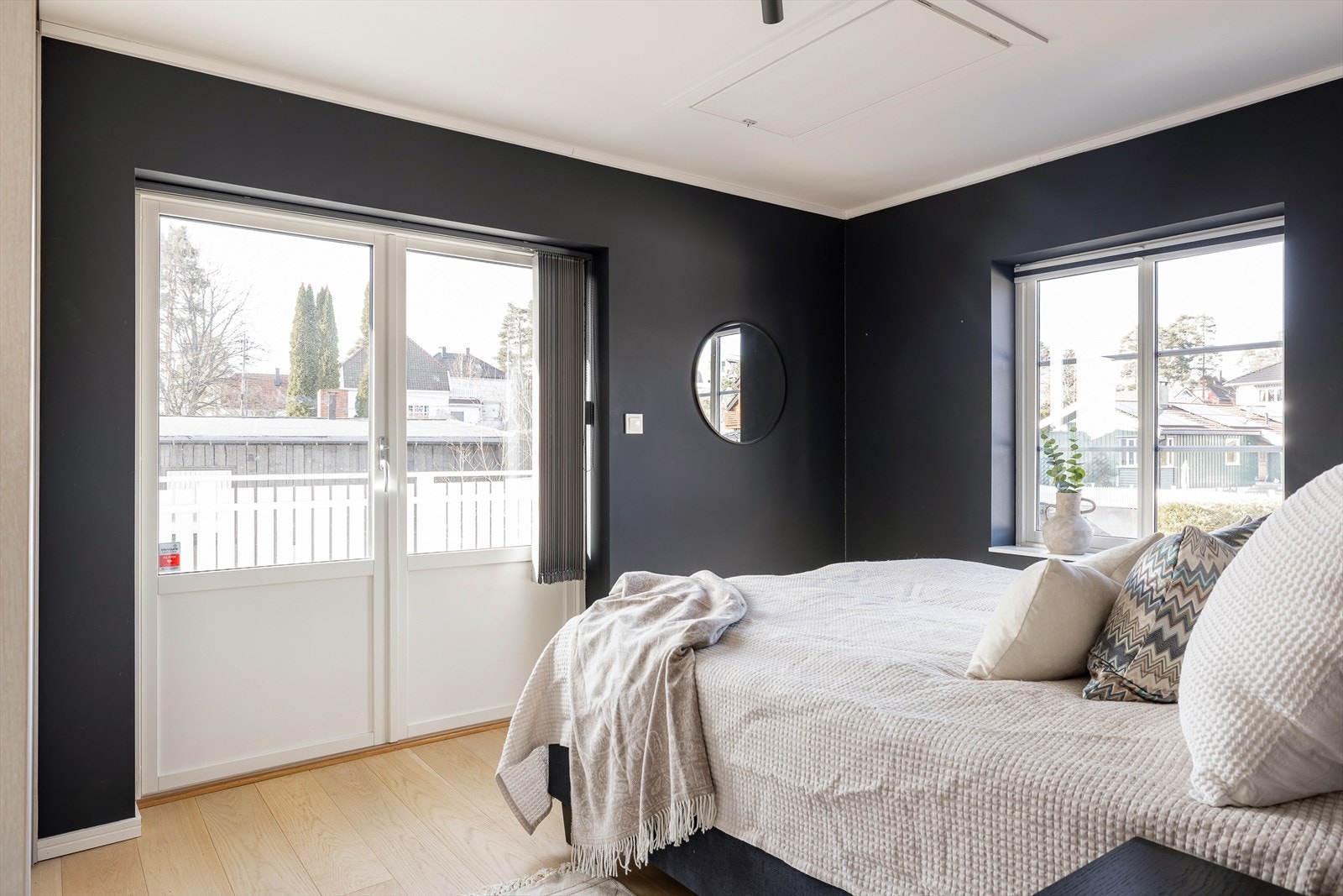 Romslig hovedsoverom med utgang til større balkong og adgang til loft. Galleribilde