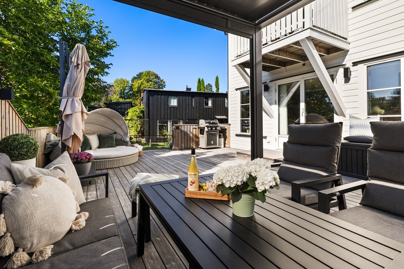 Sørvendt og solrik terrasse med nyere Kebony terrassebord Galleribilde
