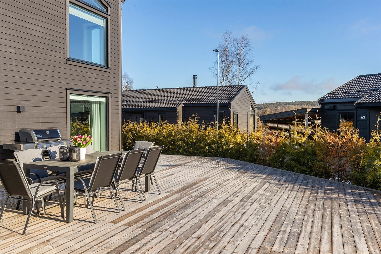Terrassen kan deles inn i ulike soner og møbleres deretter Galleribilde