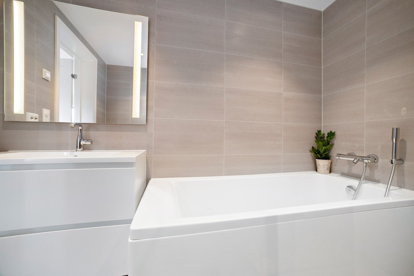 Badet i 2. etasje har både dusjhjørne med glassdører og badekar Galleribilde