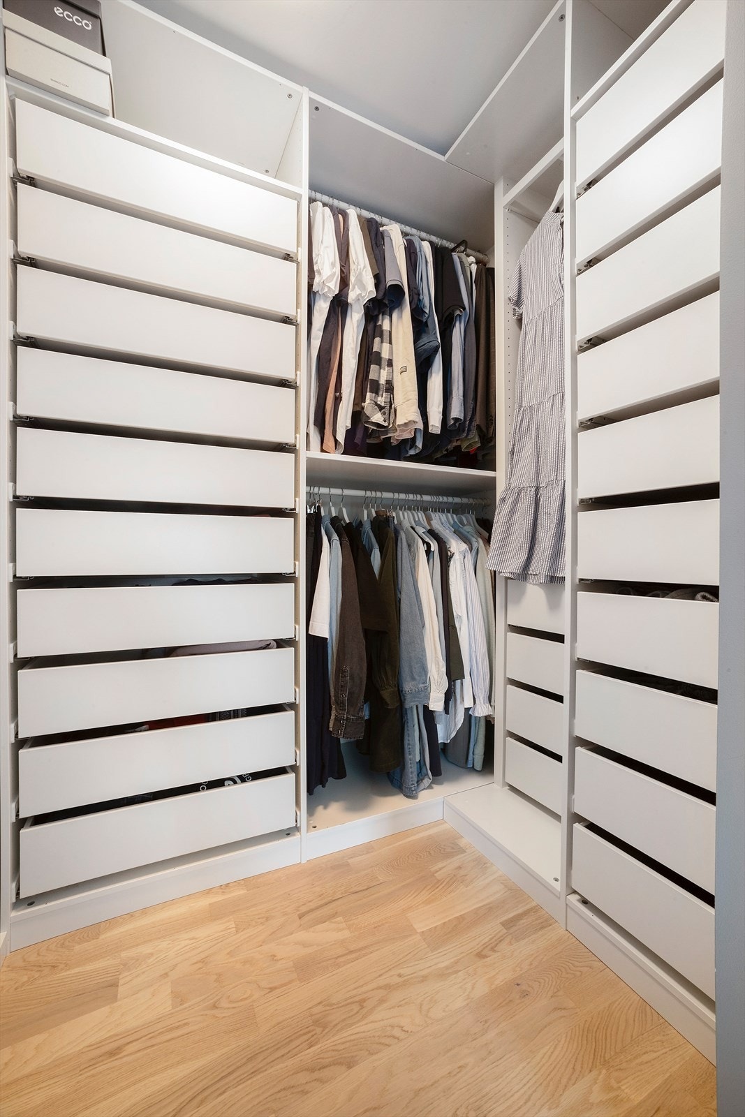 Walk in closet med godt system Galleribilde