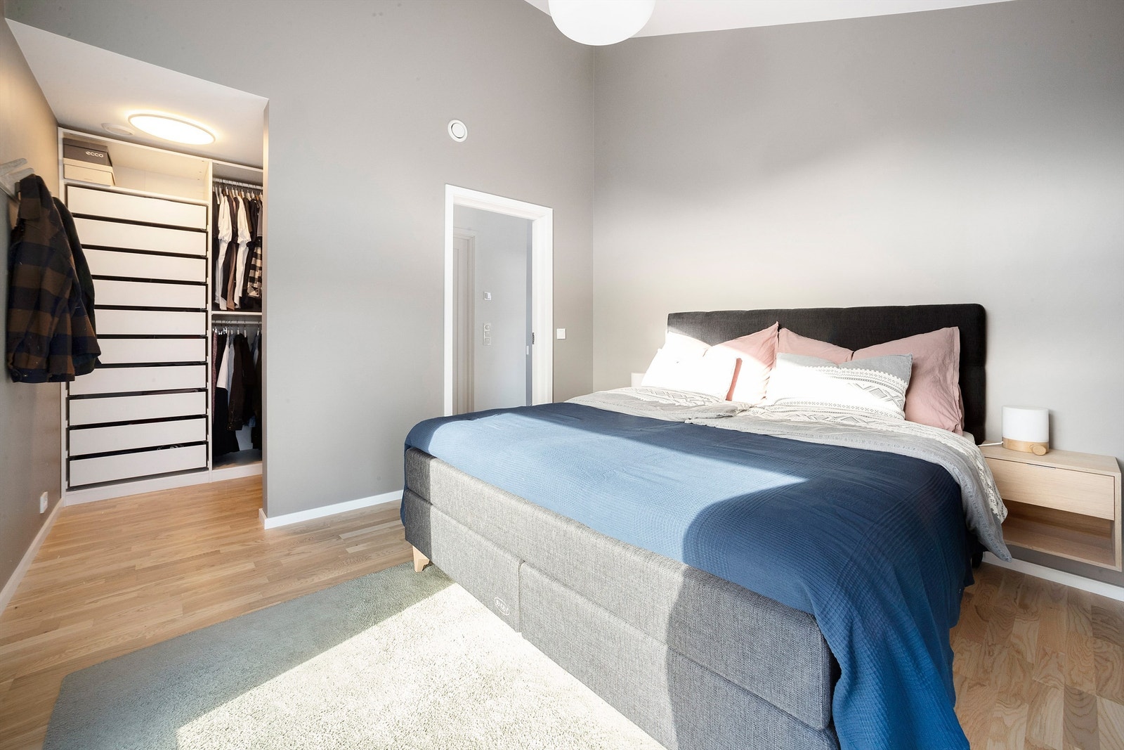 Hovedsoverommet har adkomst til walk in closet Galleribilde