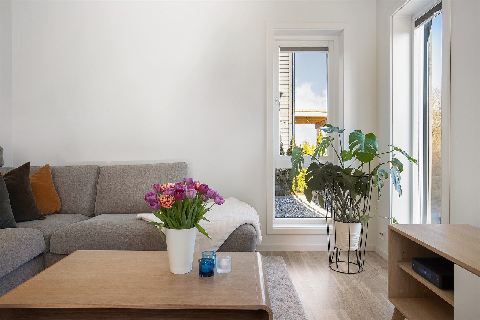 Huset har lyst parkettgulv og slette vegger Galleribilde